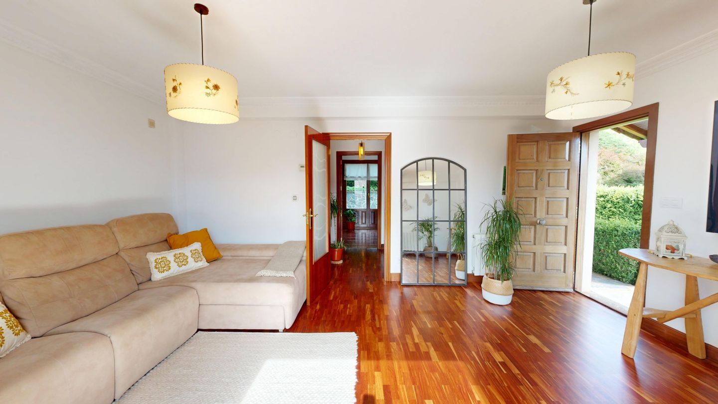 Sala d'estar de Casa adosada en venda en Hernialde amb Calefacció, Jardí privat i Balcó