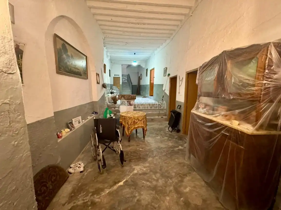 Casa aparellada amb terrassa en venda a C. Carmen, imagen 2