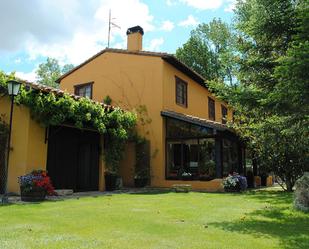 Vista exterior de Casa o xalet en venda en Husillos  amb Piscina