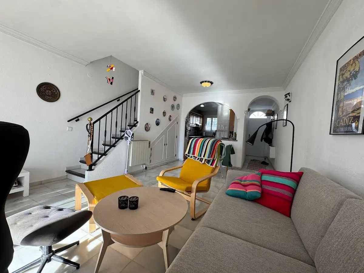 Sala de estar de Casa adosada en venta en Benalmádena con Aire acondicionado, Terraza y Piscina comunitaria
