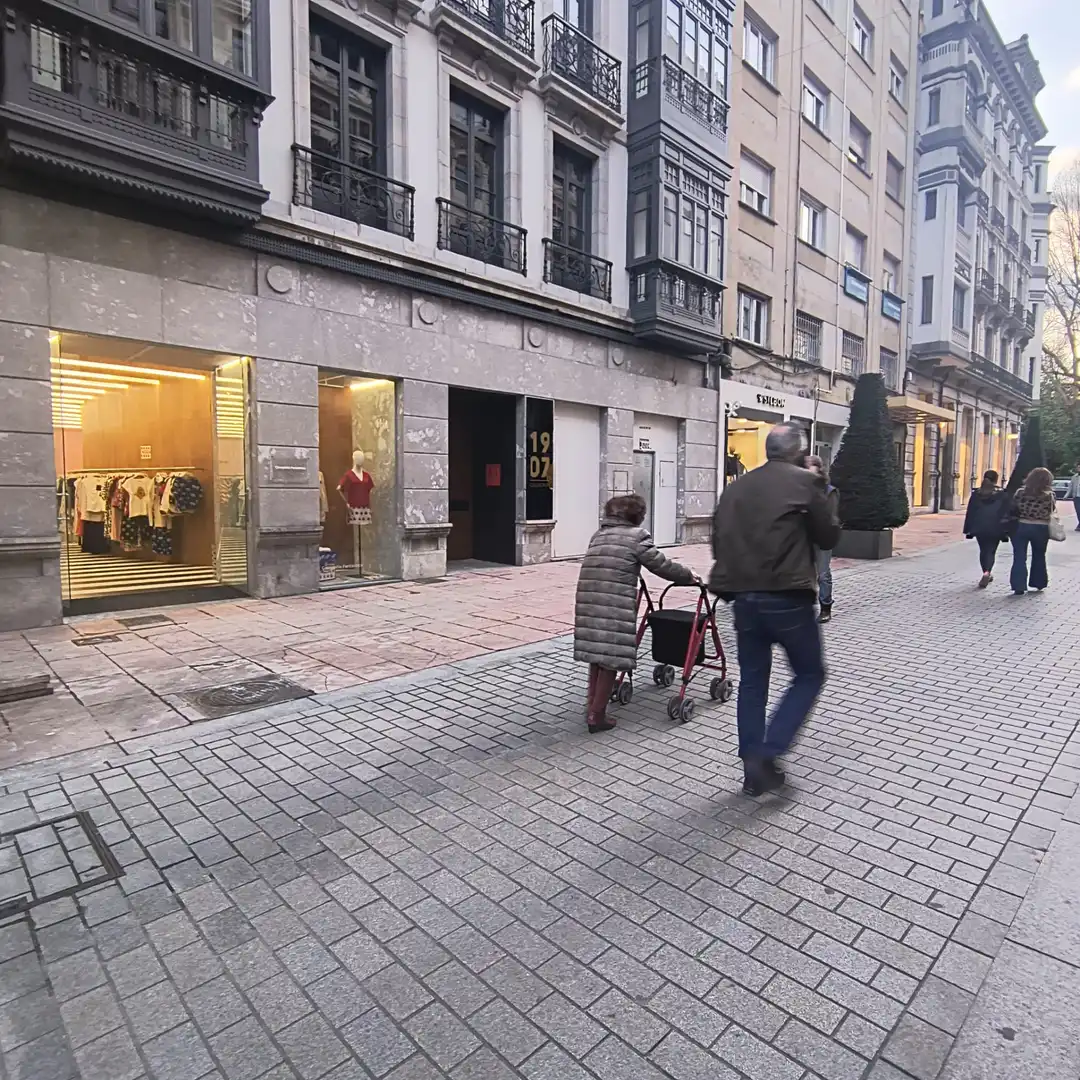 Vista exterior de Local de lloguer en Oviedo 