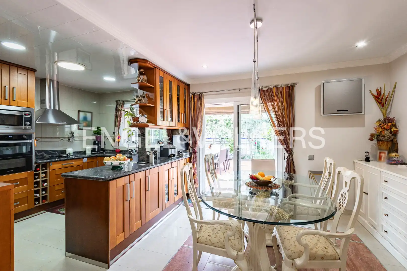 Cocina de Casa o chalet en venta en Sant Joan Despí con Aire acondicionado, Calefacción y Jardín privado