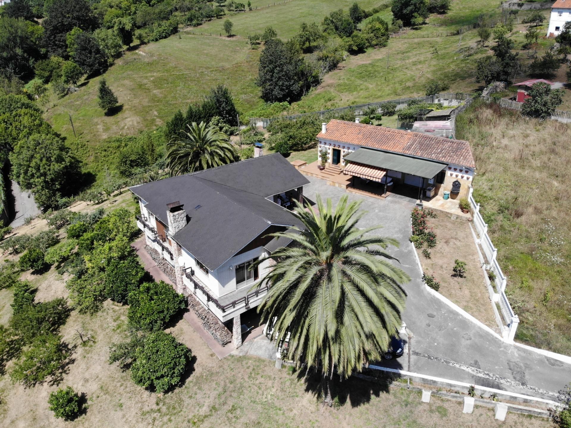 Exterior view of House or chalet for sale in Oviedo   with Heating, Private garden and Parquet flooring
