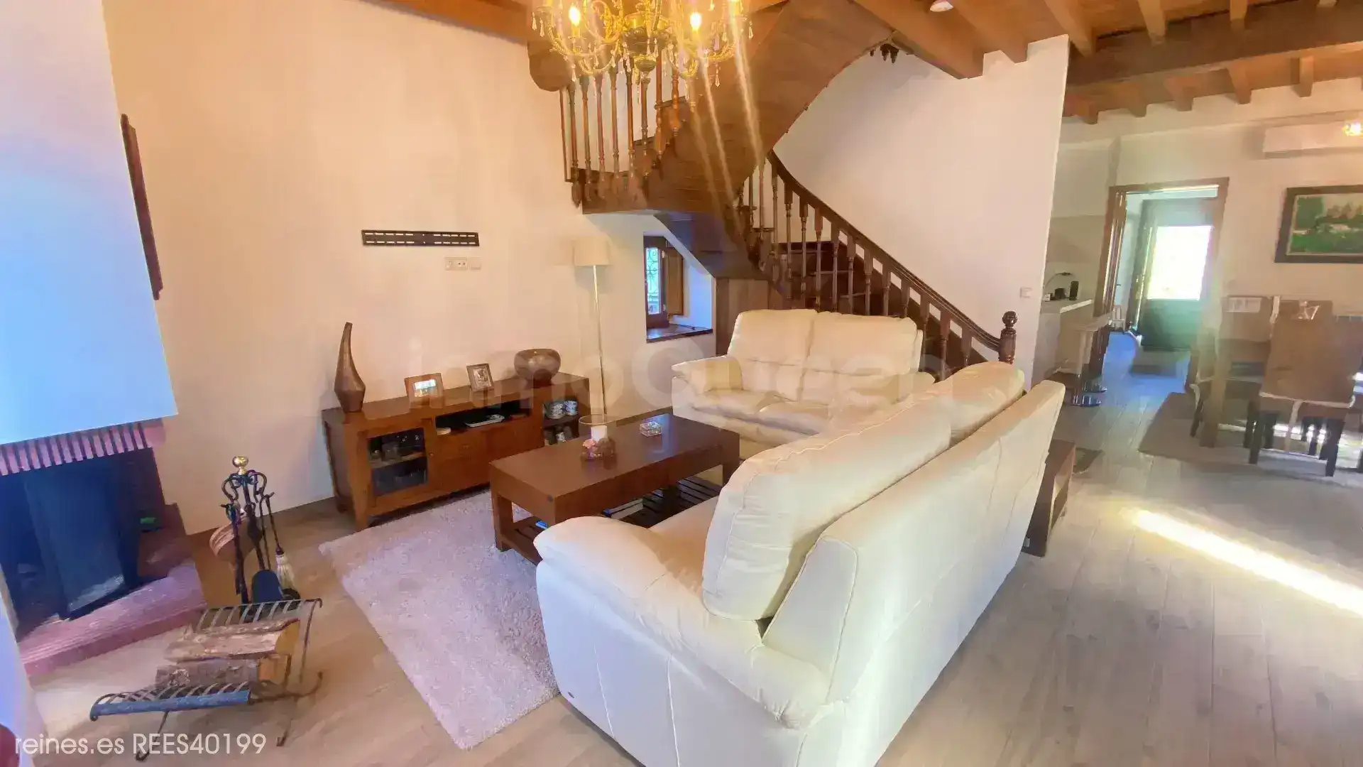 Sala d'estar de Casa o xalet en venda en Santo Adriano amb Calefacció, Jardí privat i Terrassa