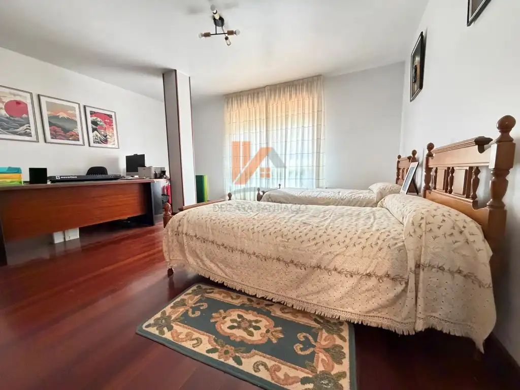 Dormitori de Casa o xalet en venda en Santiago de Compostela  amb Jardí privat, Moblat i Forn