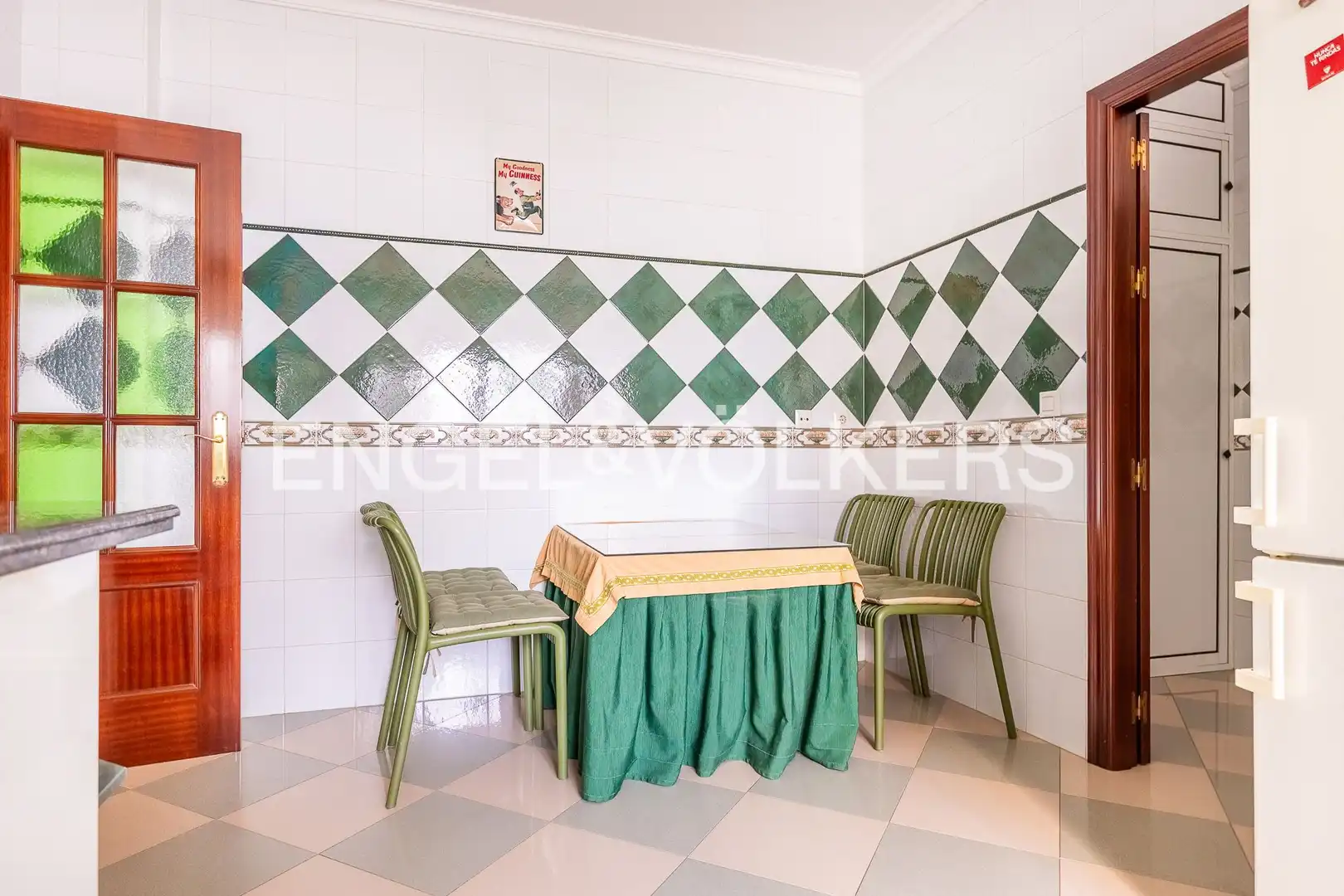 Cuina de Casa o xalet en venda en Albaida del Aljarafe amb Aire condicionat, Calefacció i Jardí privat