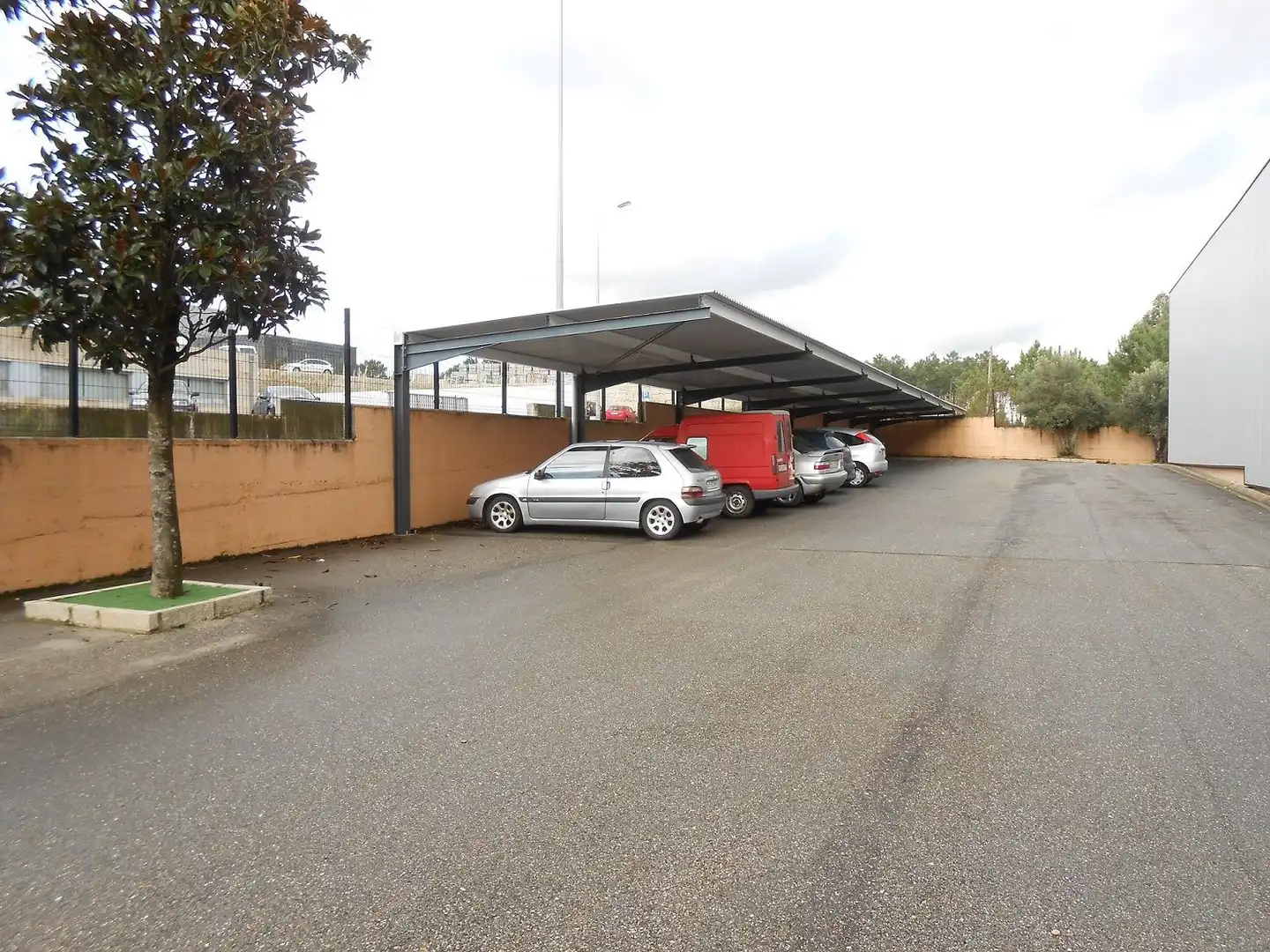Parkplatz von Fabrikhallen zum Verkauf in Salvaterra de Miño