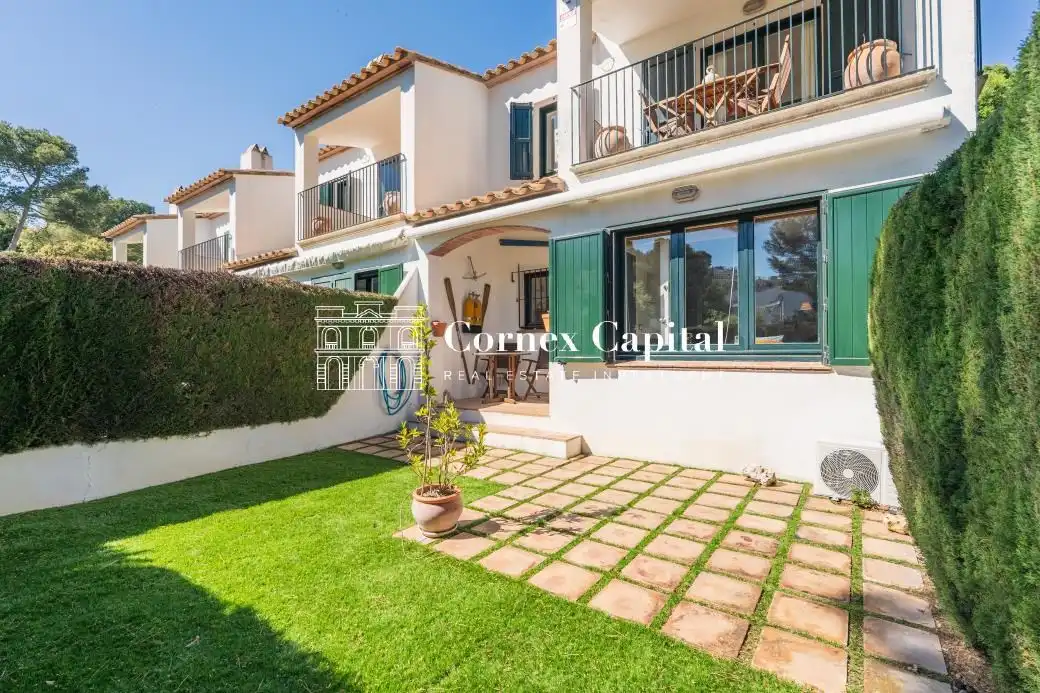 Vista exterior de Casa adosada en venda en Palafrugell amb Aire condicionat, Calefacció i Jardí privat