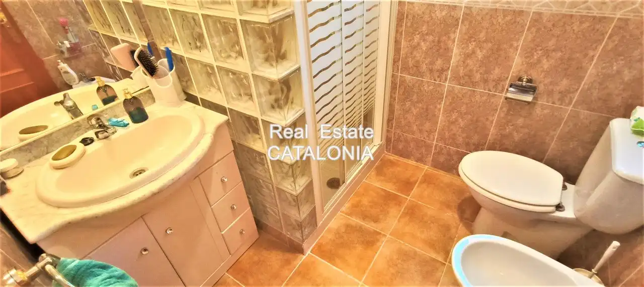 Badezimmer von Haus oder Chalet zum Verkauf in Lloret de Mar mit Heizung, Privatgarten und Terrasse