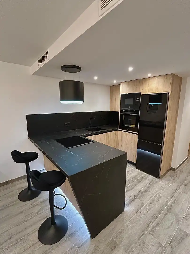 Cocina de Apartamento de alquiler en Estepona con Aire acondicionado, Jardín privado y Trastero