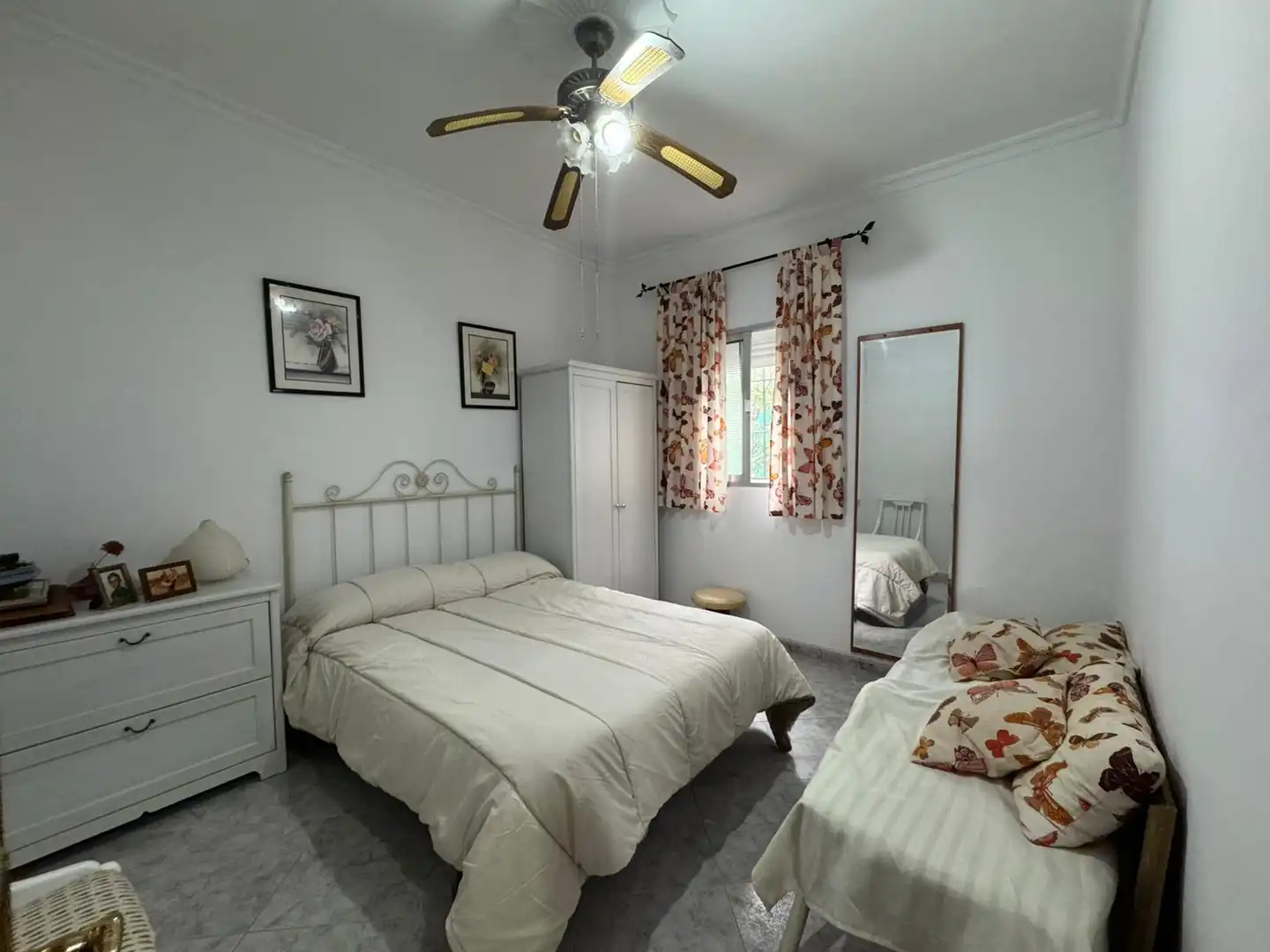 Habitación de Casa o chalet en venta en Carmona con Terraza, Trastero y Piscina