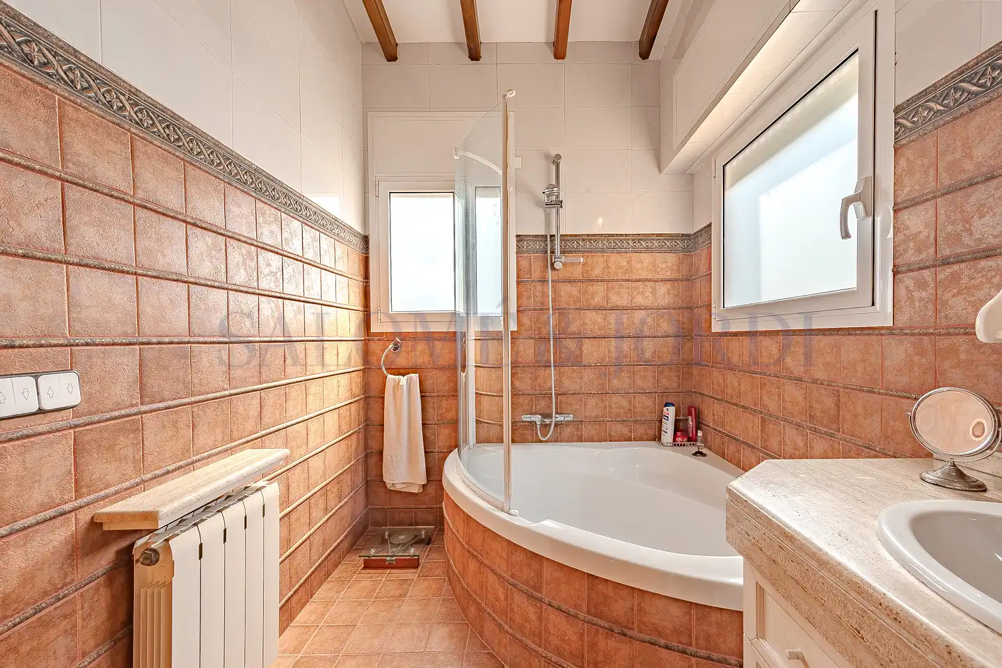Badezimmer von Einfamilien-Reihenhaus zum Verkauf in Sant Andreu de Llavaneres mit Heizung, Privatgarten und Parkett
