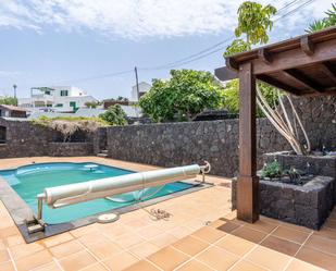 Vista exterior de Casa o xalet en venda en Tinajo amb Aire condicionat, Jardí privat i Terrassa