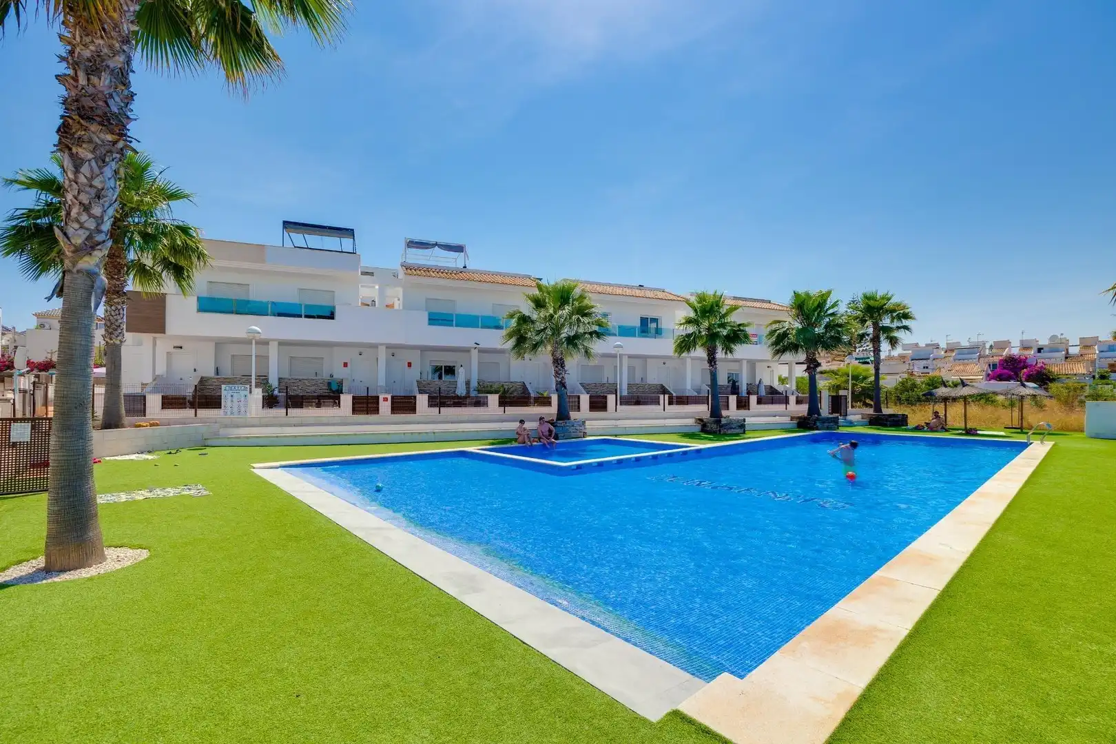 Schwimmbecken von Einfamilien-Reihenhaus zum Verkauf in Torrevieja mit Klimaanlage, Heizung und Terrasse