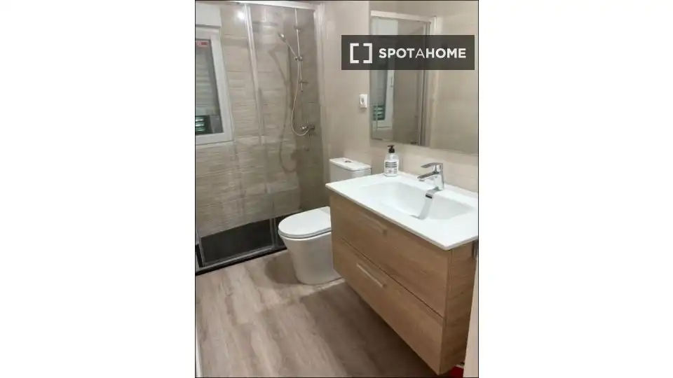 Bathroom of Flat for rent in Madrid  with Air Conditioner, Heating and Furnished