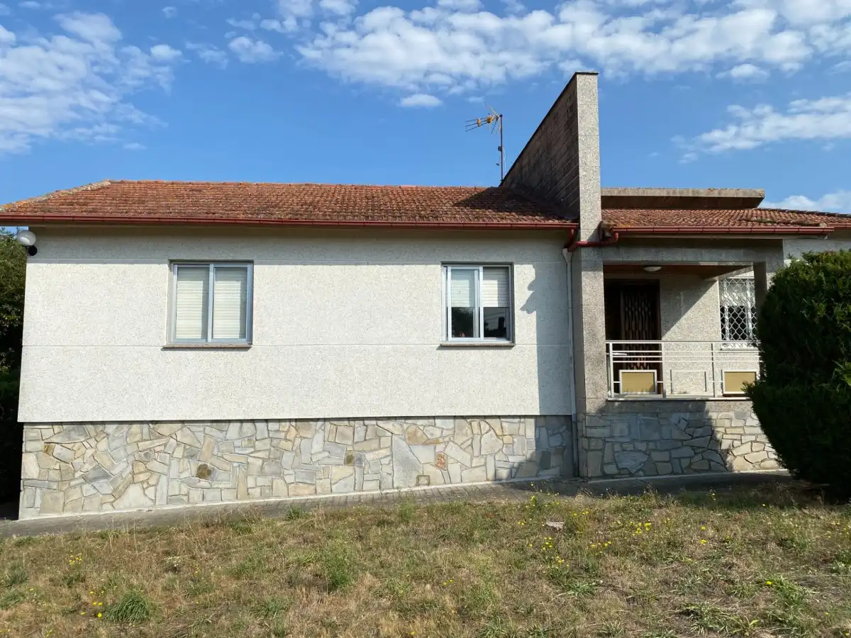 Casa con terraza en venta en Amoeiro, imagen 2