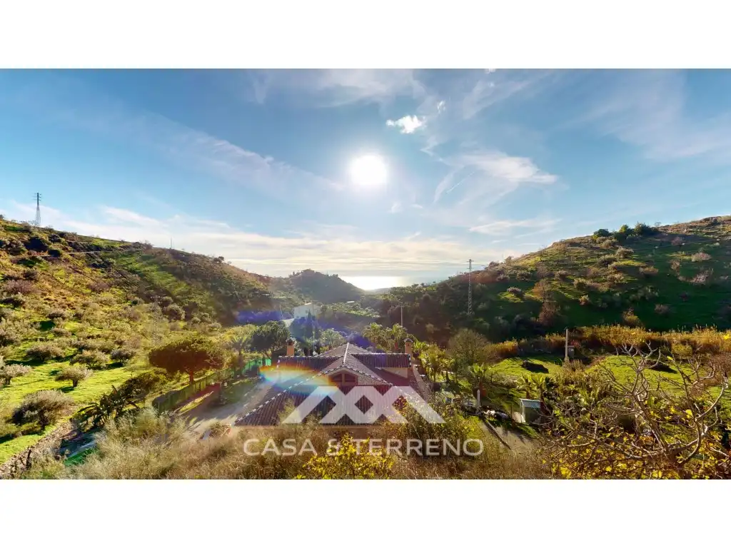 Vista exterior de Casa o xalet en venda en Rincón de la Victoria amb Aire condicionat, Terrassa i Piscina