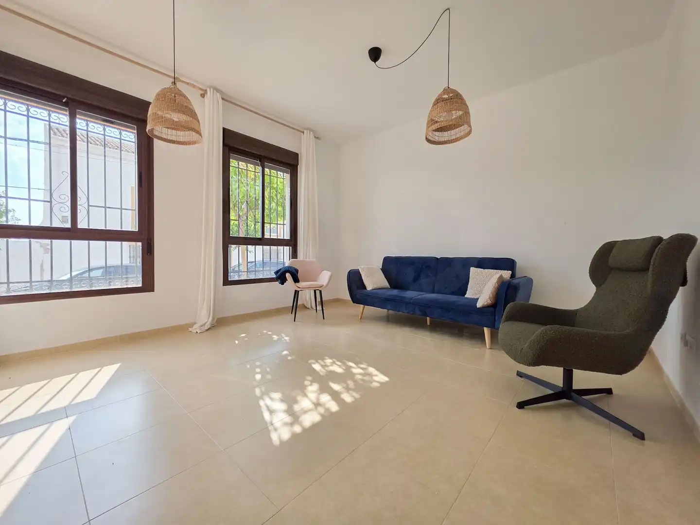 Sala d'estar de Casa adosada en venda en Lucena amb Aire condicionat i Terrassa