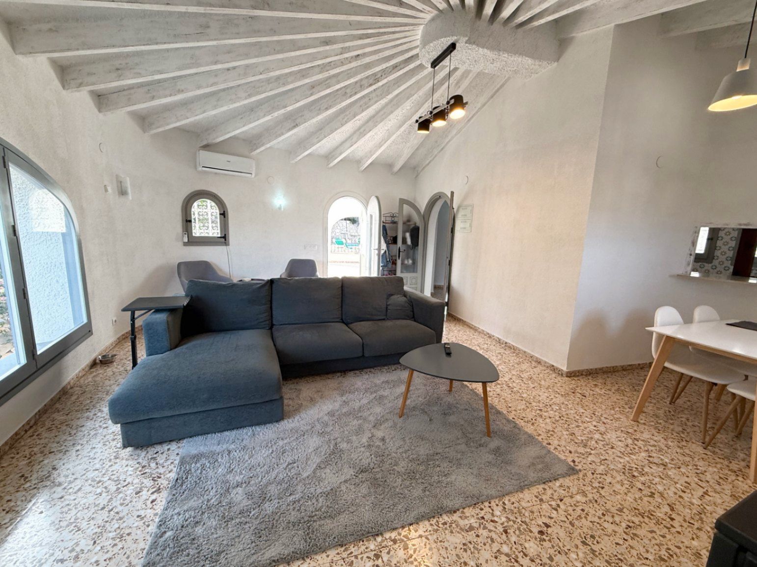 Sala d'estar de Casa o xalet en venda en Calpe / Calp amb Aire condicionat, Calefacció i Jardí privat