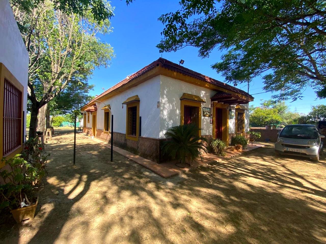 Vista exterior de Casa o xalet en venda en Alcalá de Guadaira amb Jardí privat, Terrassa i Piscina
