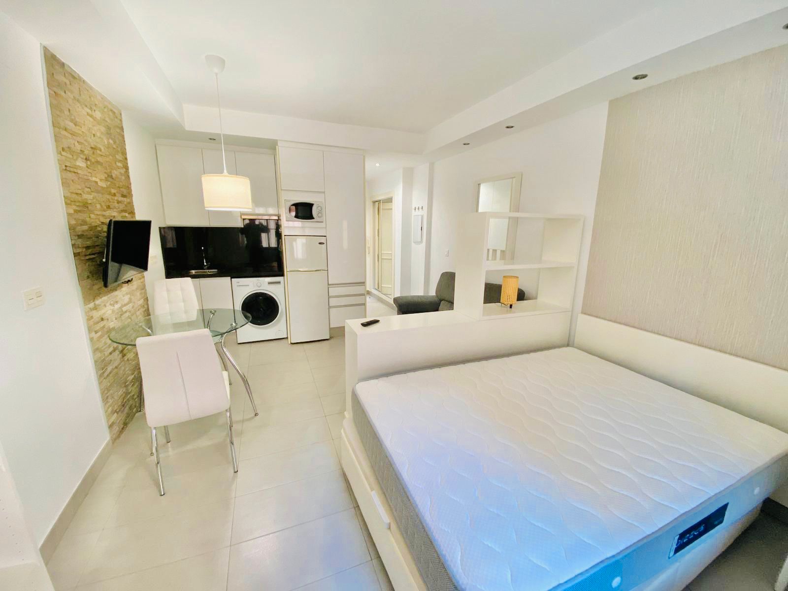 Dormitori de Estudi de lloguer en  Granada Capital amb Aire condicionat, Calefacció i Moblat