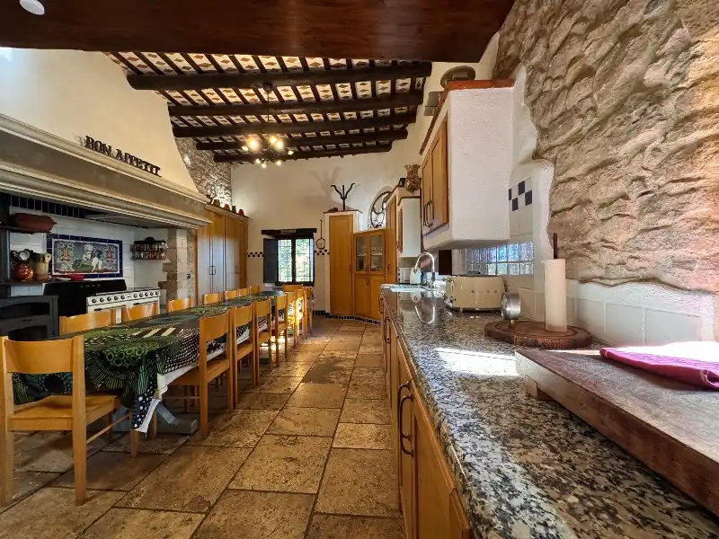 Cocina de Finca rústica en venta en Ullastret con Aire acondicionado, Calefacción y Jardín privado
