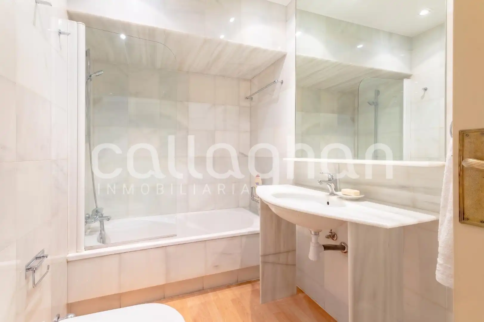 Bathroom of Flat for sale in Valencia  with Air Conditioner, Heating and Terrace