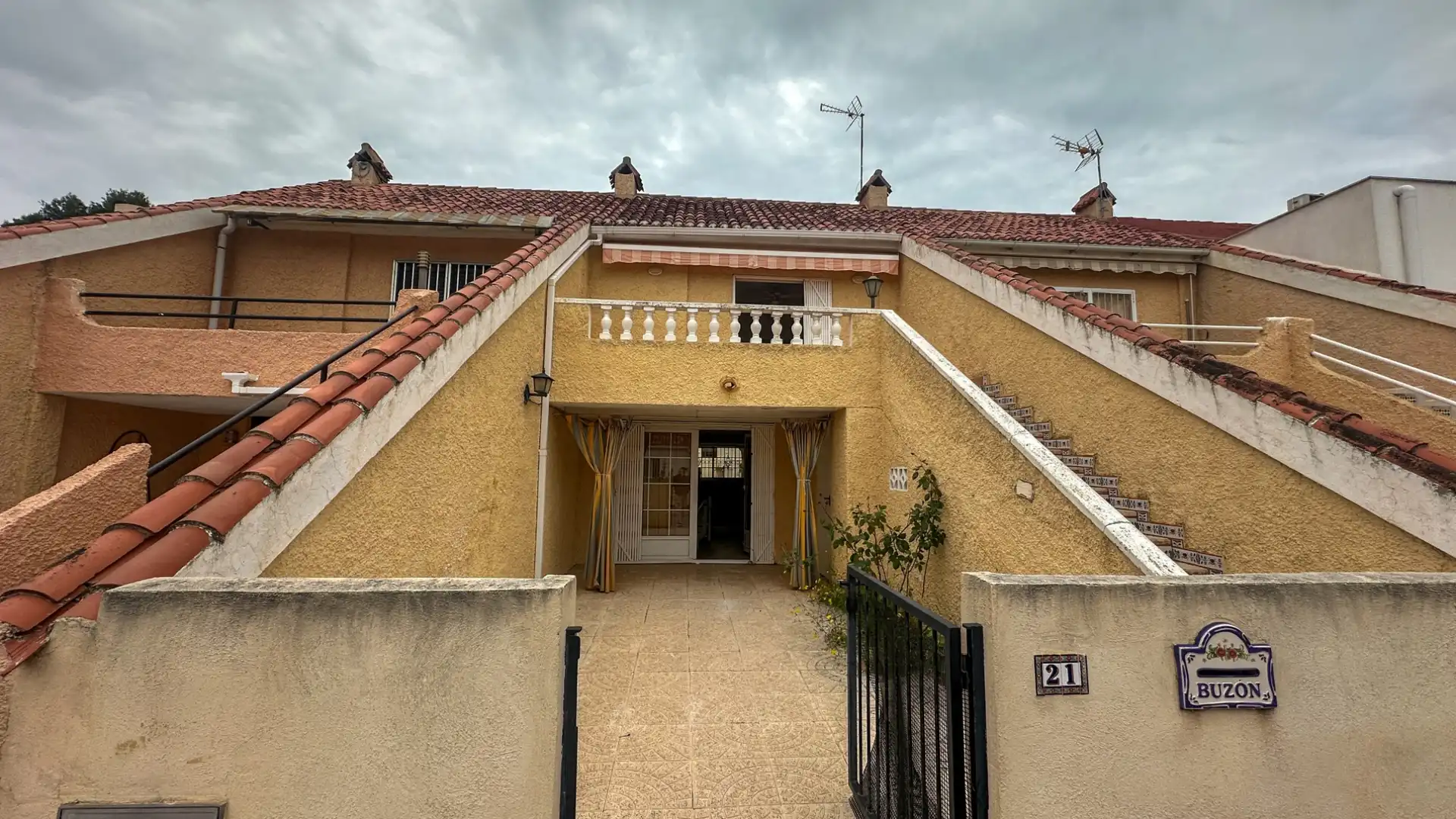 Vista exterior de Casa adosada en venda en Orihuela amb Jardí privat, Terrassa i Traster