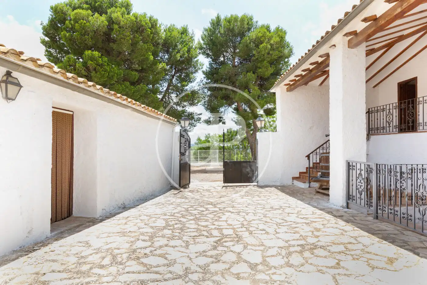 Vista exterior de Finca rústica en venda en Requena amb Aire condicionat, Calefacció i Jardí privat
