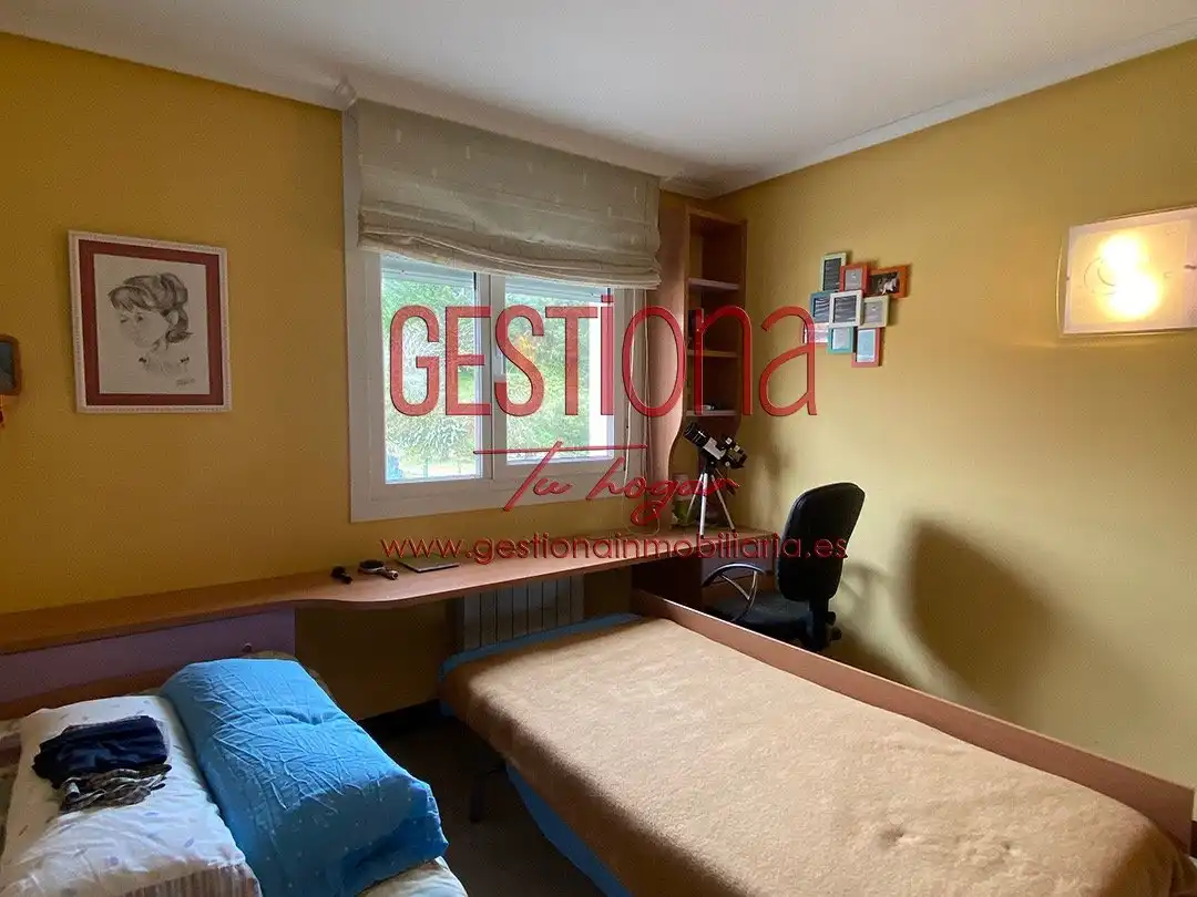Habitación de Casa adosada en venta en Bareyo con Calefacción, Jardín privado y Piscina