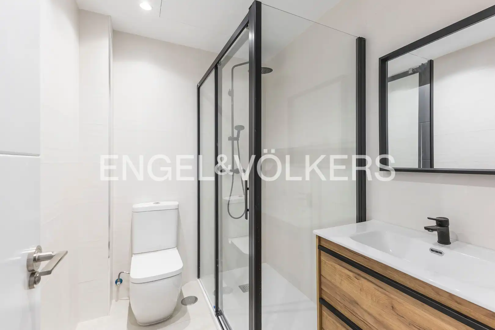 Bathroom of Flat for sale in Madrid  with Air Conditioner, Heating and Terrace