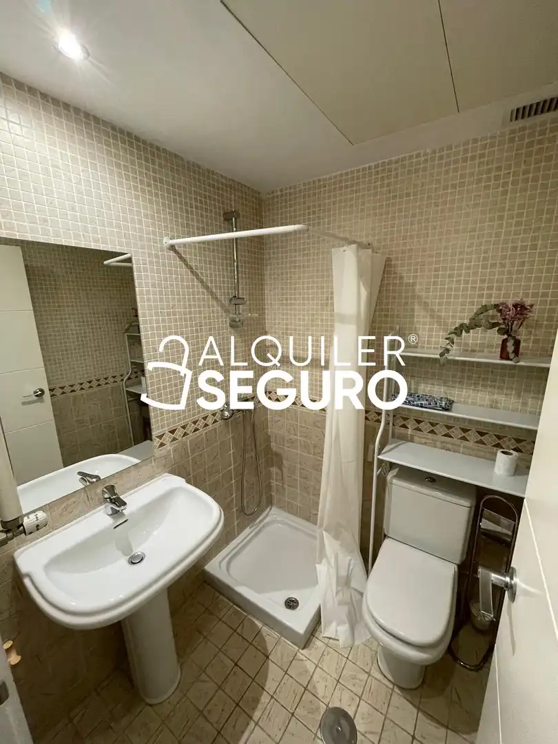 Baño de Piso de alquiler en Madrid con Aire acondicionado y Calefacción