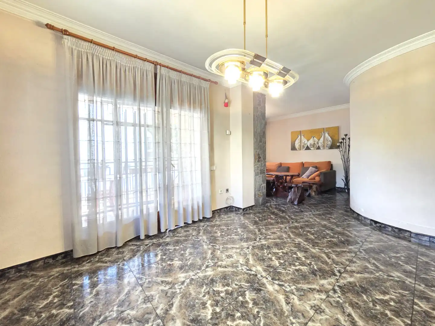 Sala d'estar de Casa o xalet en venda en Cerdanyola del Vallès amb Jardí privat i Terrassa