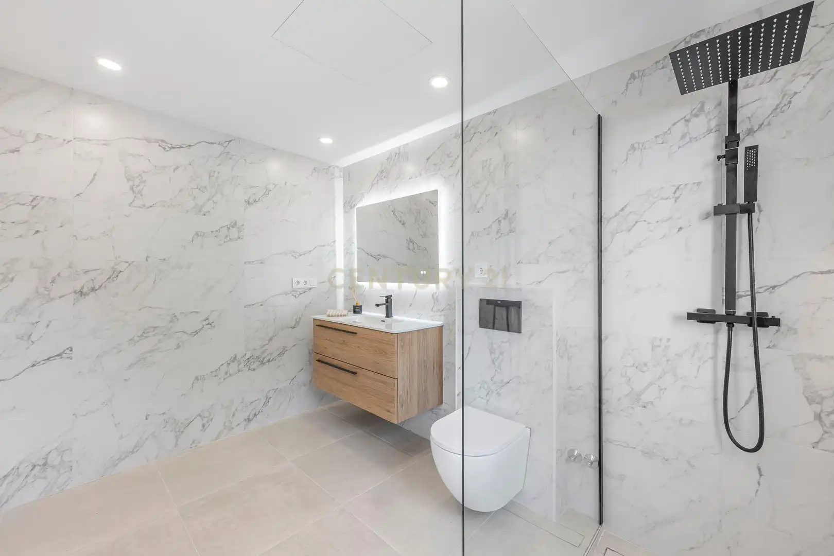 Badezimmer von Haus oder Chalet zum Verkauf in Marbella mit Klimaanlage, Privatgarten und Abstellraum