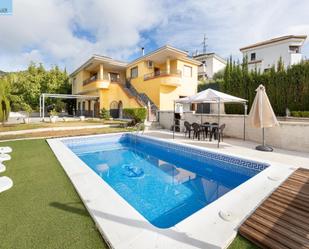 Vista exterior de Casa o xalet en venda en Huétor de Santillán amb Calefacció, Jardí privat i Parquet