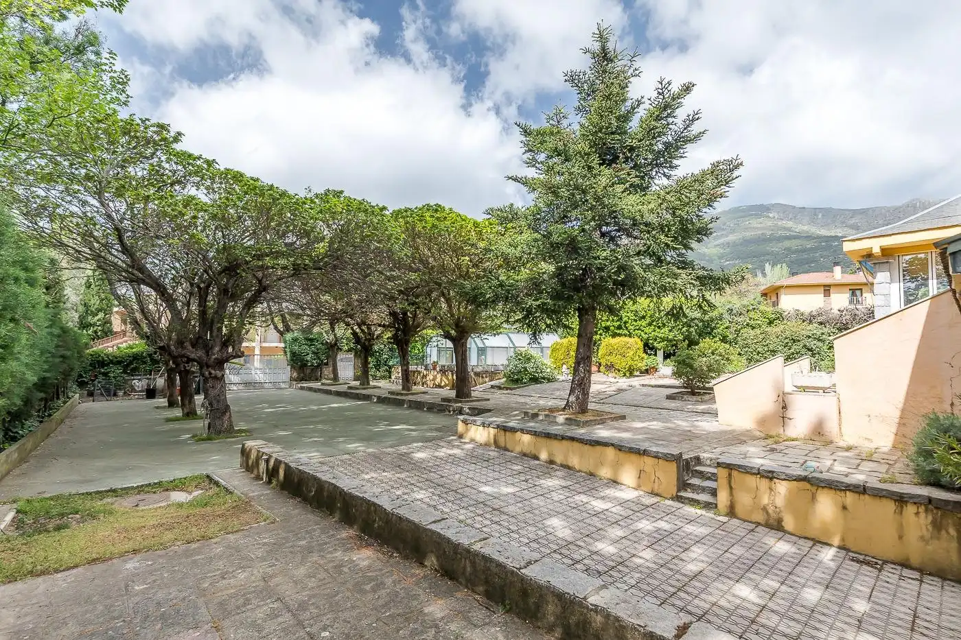 Vista exterior de Casa o chalet en venta en San Lorenzo de El Escorial con Calefacción, Alarma y Piscina comunitaria