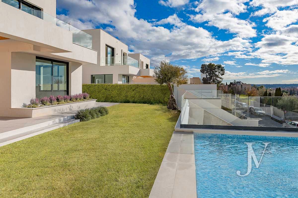 Exterior view of Single-family semi-detached for sale in Majadahonda  with Air Conditioner, Heating and Private garden