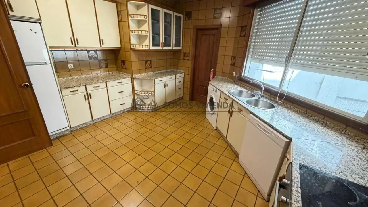 Kitchen of Flat for sale in Ourense Capital   with Heating, Parquet flooring and Balcony