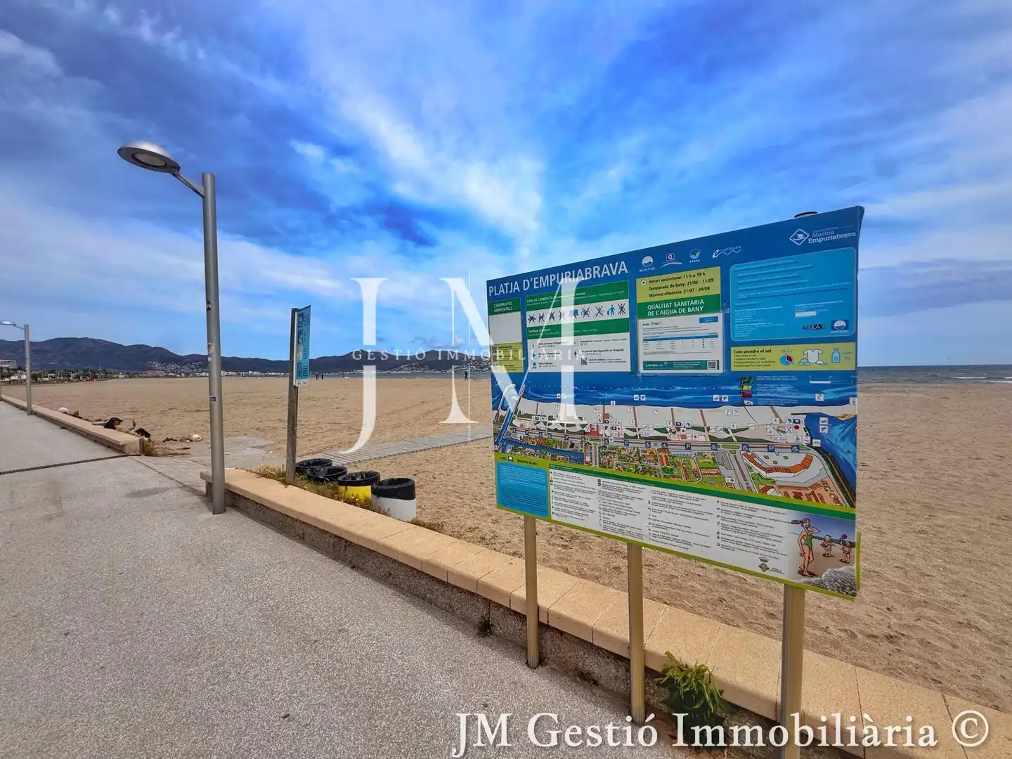 Parkplatz von Wohnungen zum Verkauf in Empuriabrava mit Klimaanlage, Parkett und Möbliert