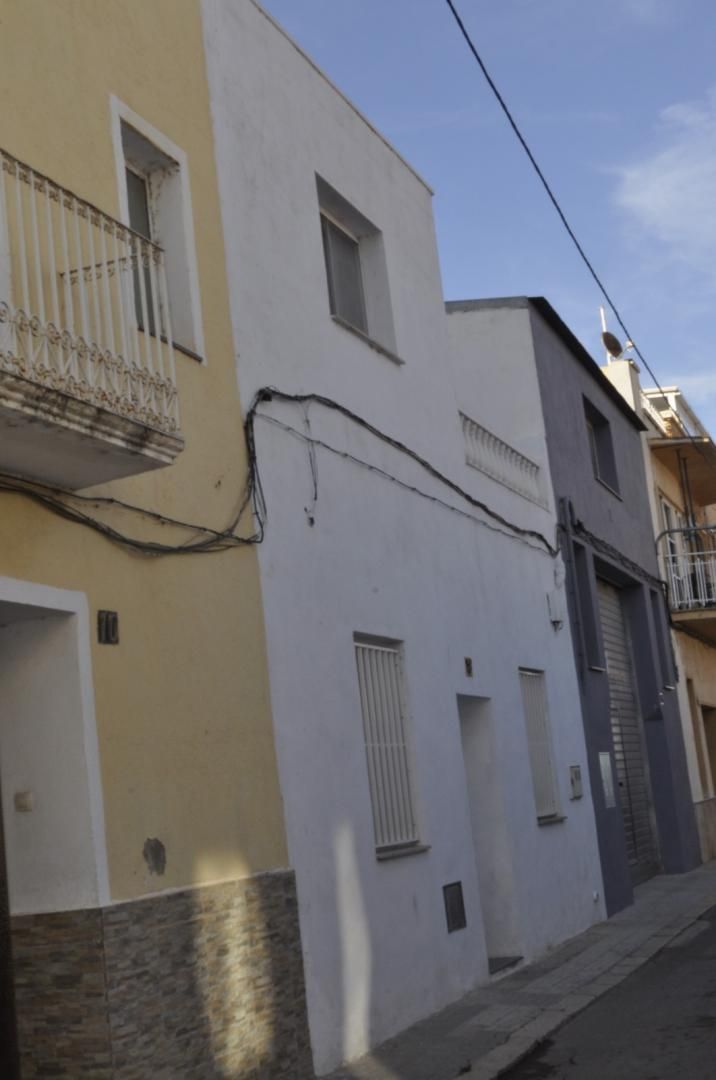 Vista exterior de Casa adosada en venda en Amposta amb Calefacció, Terrassa i Balcó