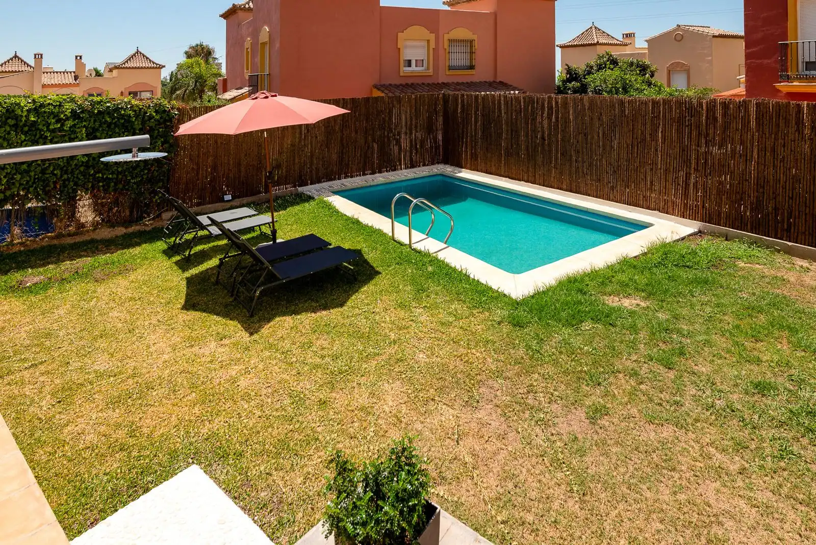 Piscina de Casa adosada en venta en Marbella con Aire acondicionado, Calefacción y Jardín privado