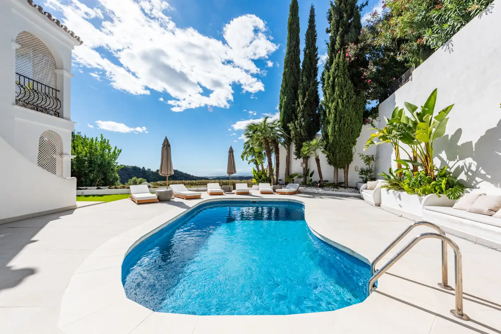 Piscina de Casa adosada en venda en Istán amb Aire condicionat, Jardí privat i Terrassa