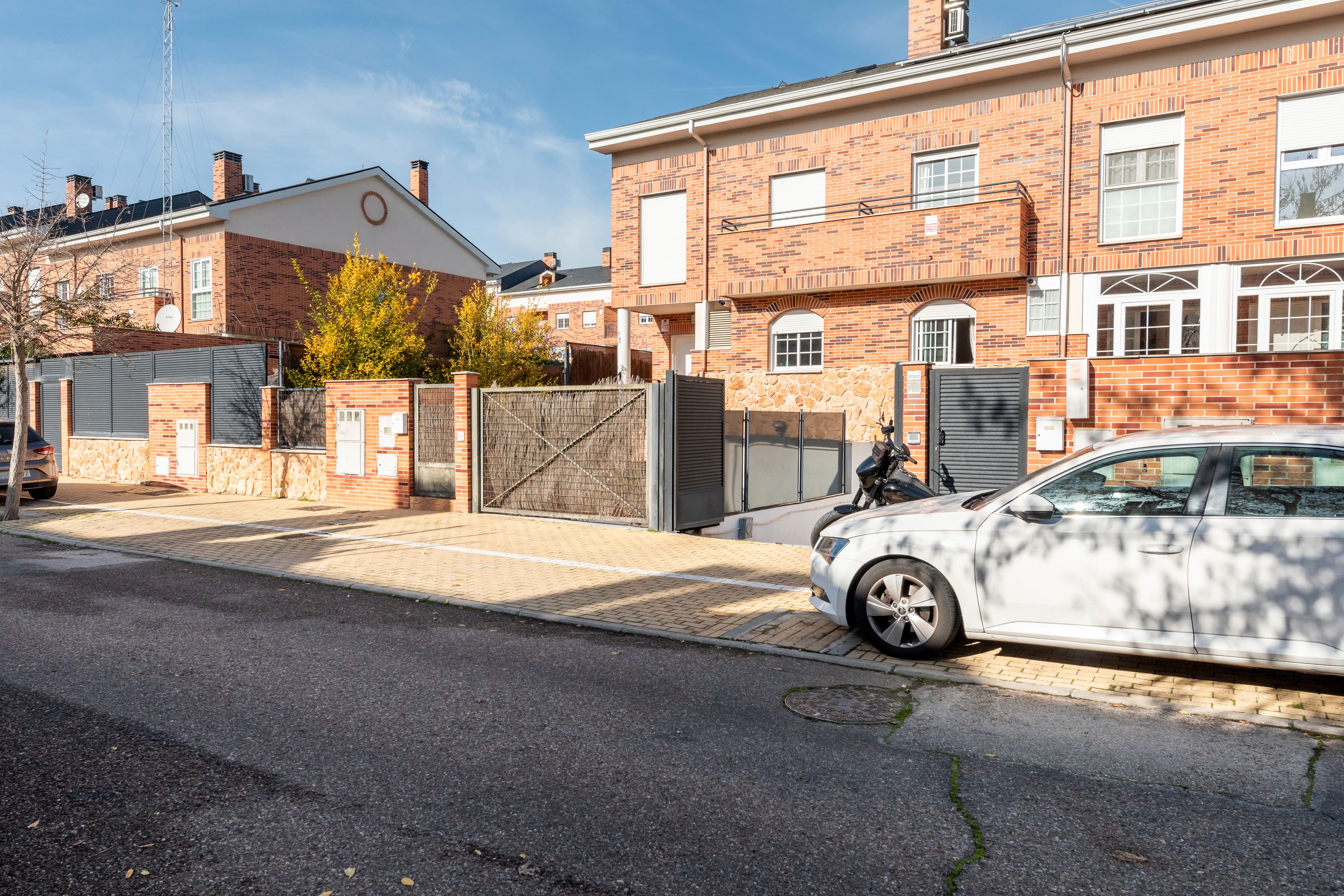 Exterior view of Single-family semi-detached for sale in Arroyomolinos (Madrid)  with Air Conditioner, Heating and Private garden
