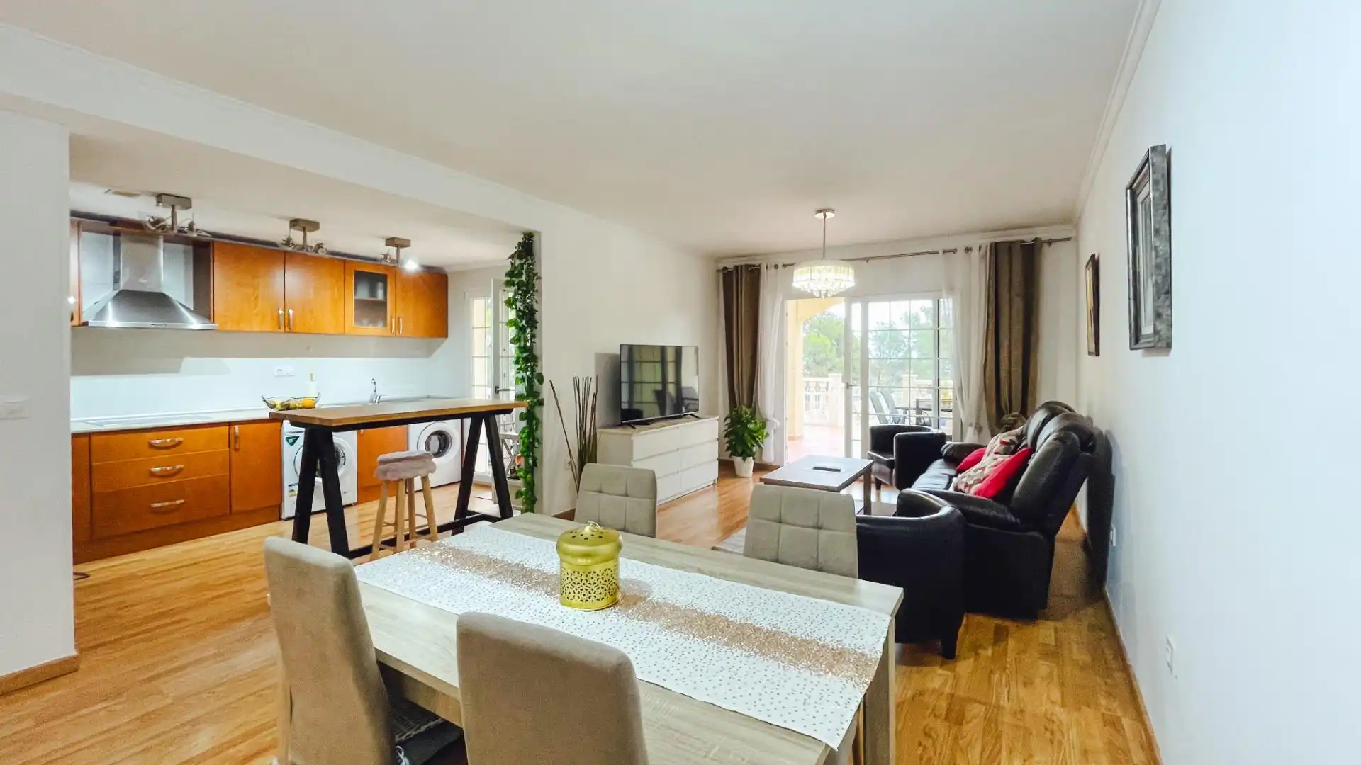 Sala d'estar de Casa adosada en venda en La Nucia amb Aire condicionat, Jardí privat i Terrassa
