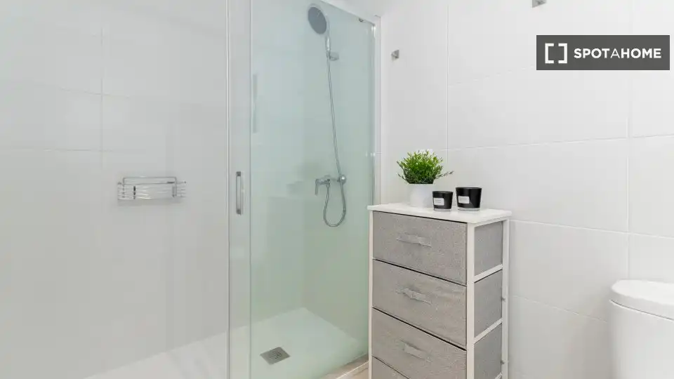 Bathroom of Flat for share in Barcelona  with Air Conditioner, Heating and Terrace