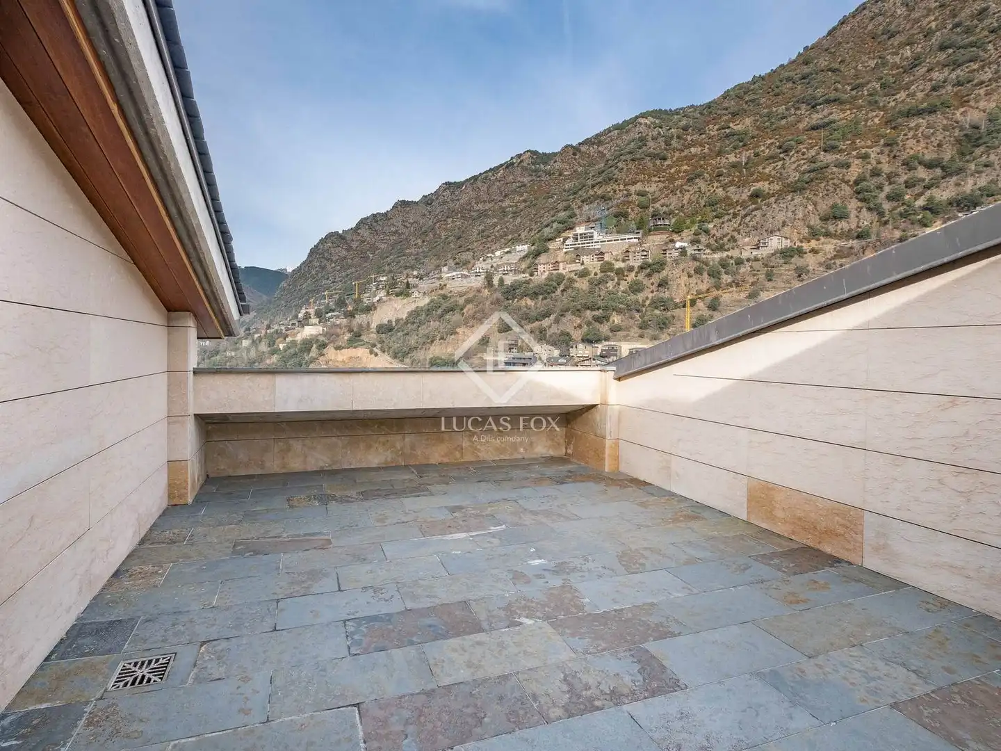 Terrasse von Dachboden zum Verkauf in Escaldes – Engordany mit Klimaanlage, Heizung und Privatgarten