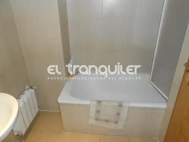 Bany de Pis de lloguer en Madrid amb Traster i Piscina