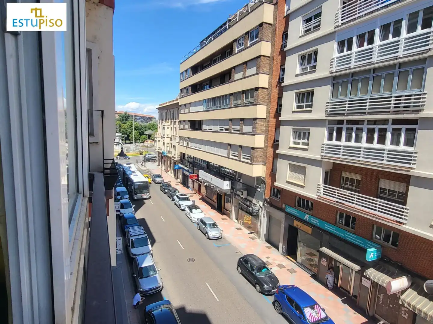 Vista exterior de Piso en venta en León Capital  con Parquet