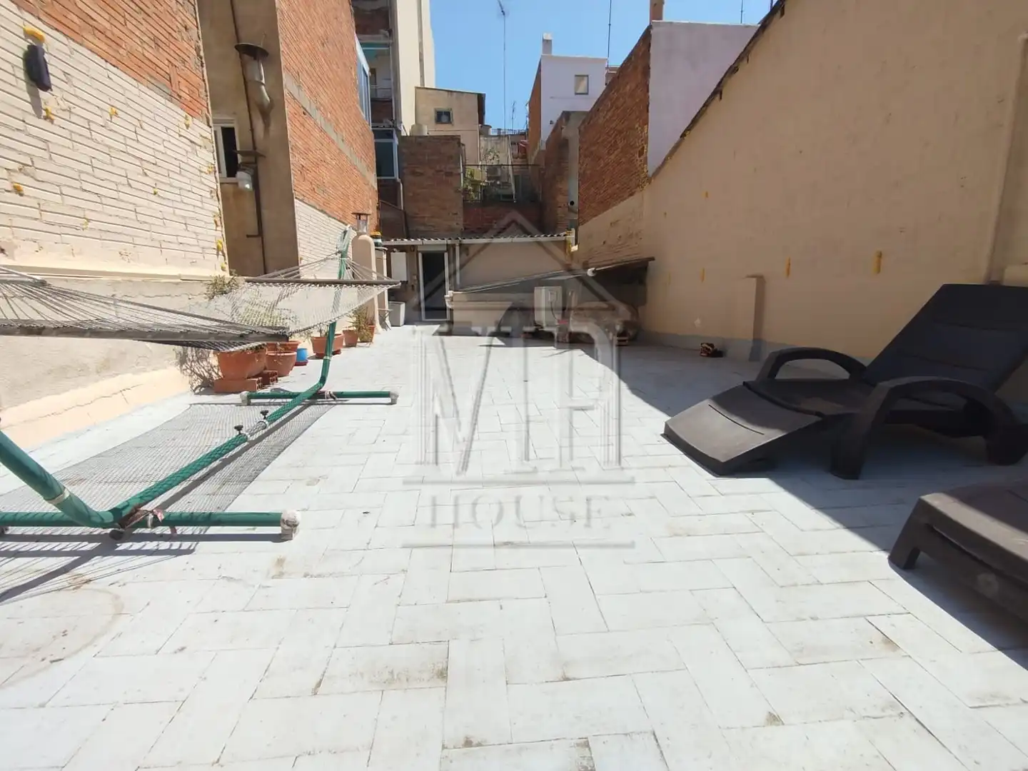 Terrasse von Einfamilien-Reihenhaus zum Verkauf in Badalona mit Klimaanlage, Heizung und Parkett