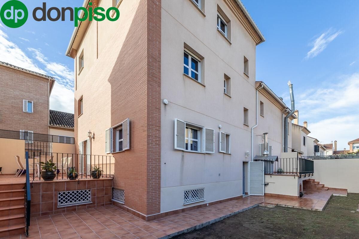 Vista exterior de Casa adosada en venda en  Granada Capital amb Aire condicionat, Calefacció i Jardí privat